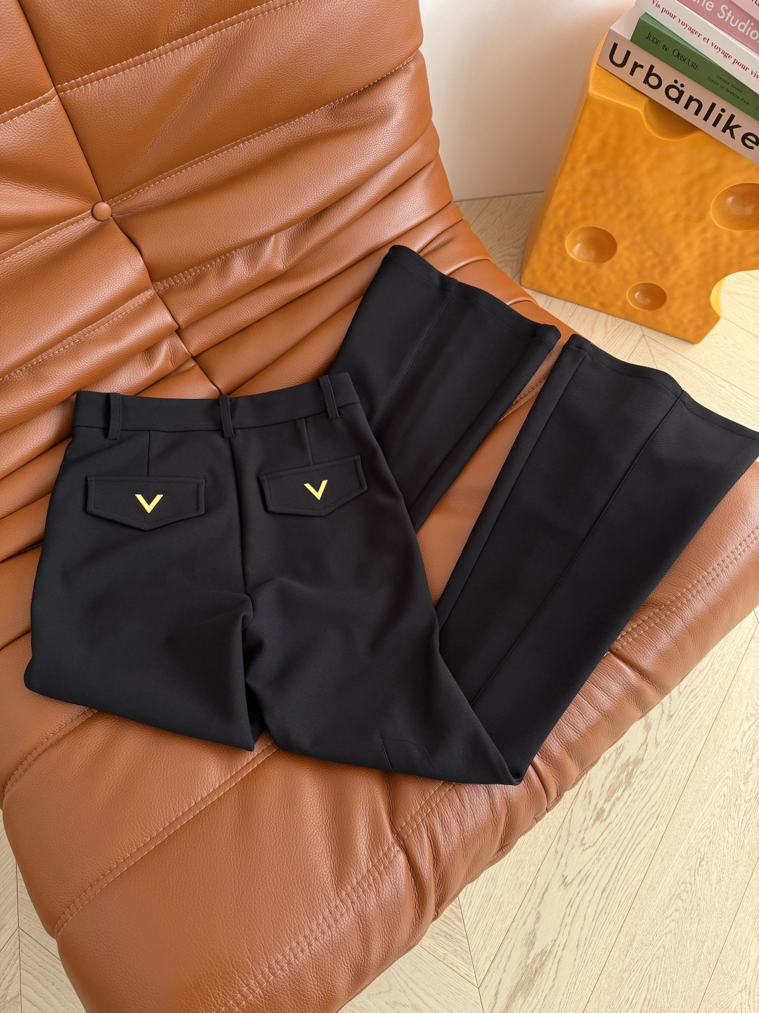 26早春系列 长腿妹子必备款 后开叉+双V图案镶嵌黑色微喇裤 后裤脚钮扣开叉设计 上身一整个爱住的垂垂裤