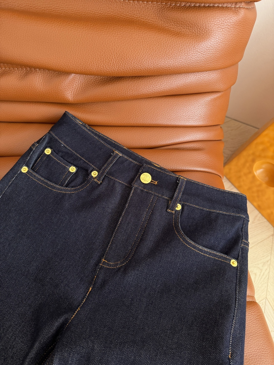 26早春新款 长腿精必备款 凯旋门图案刺绣装饰微喇牛仔裤 原色的牛仔超级百搭 百穿不厌 是永远不会过时的