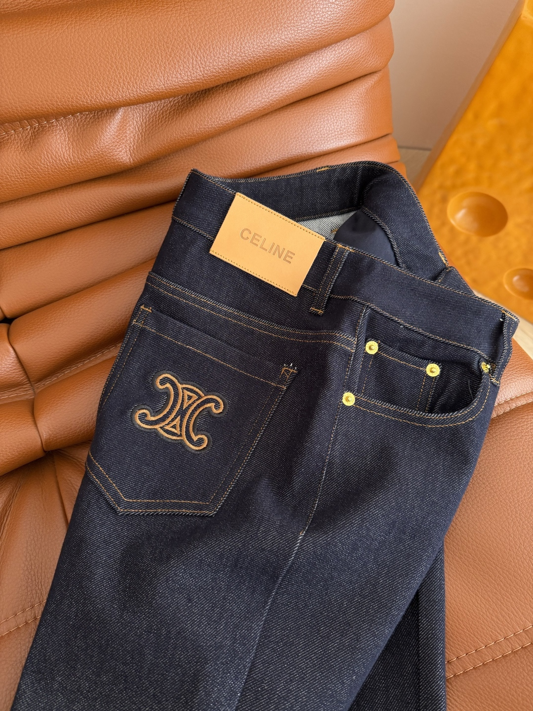 26早春新款 长腿精必备款 凯旋门图案刺绣装饰微喇牛仔裤 原色的牛仔超级百搭 百穿不厌 是永远不会过时的