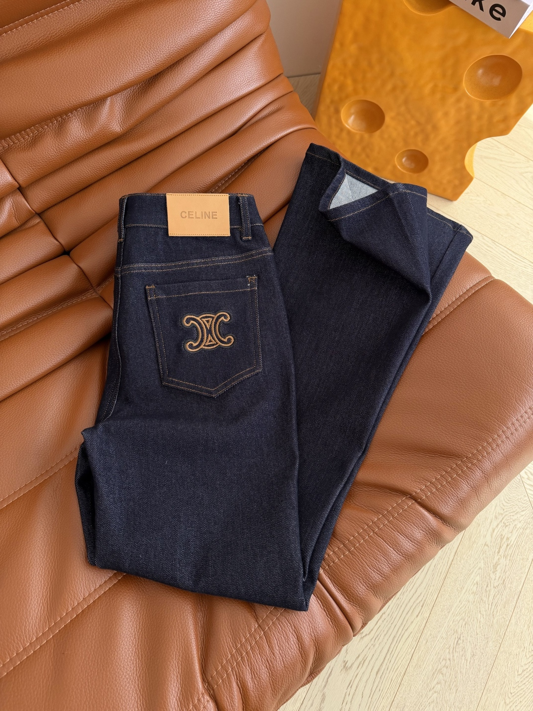 26早春新款 长腿精必备款 凯旋门图案刺绣装饰微喇牛仔裤 原色的牛仔超级百搭 百穿不厌 是永远不会过时的