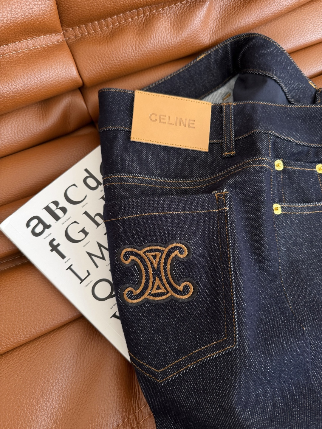 26早春新款 长腿精必备款 凯旋门图案刺绣装饰微喇牛仔裤 原色的牛仔超级百搭 百穿不厌 是永远不会过时的