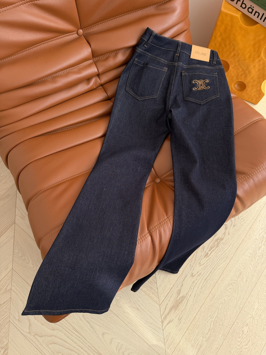 26早春新款 长腿精必备款 凯旋门图案刺绣装饰微喇牛仔裤 原色的牛仔超级百搭 百穿不厌 是永远不会过时的