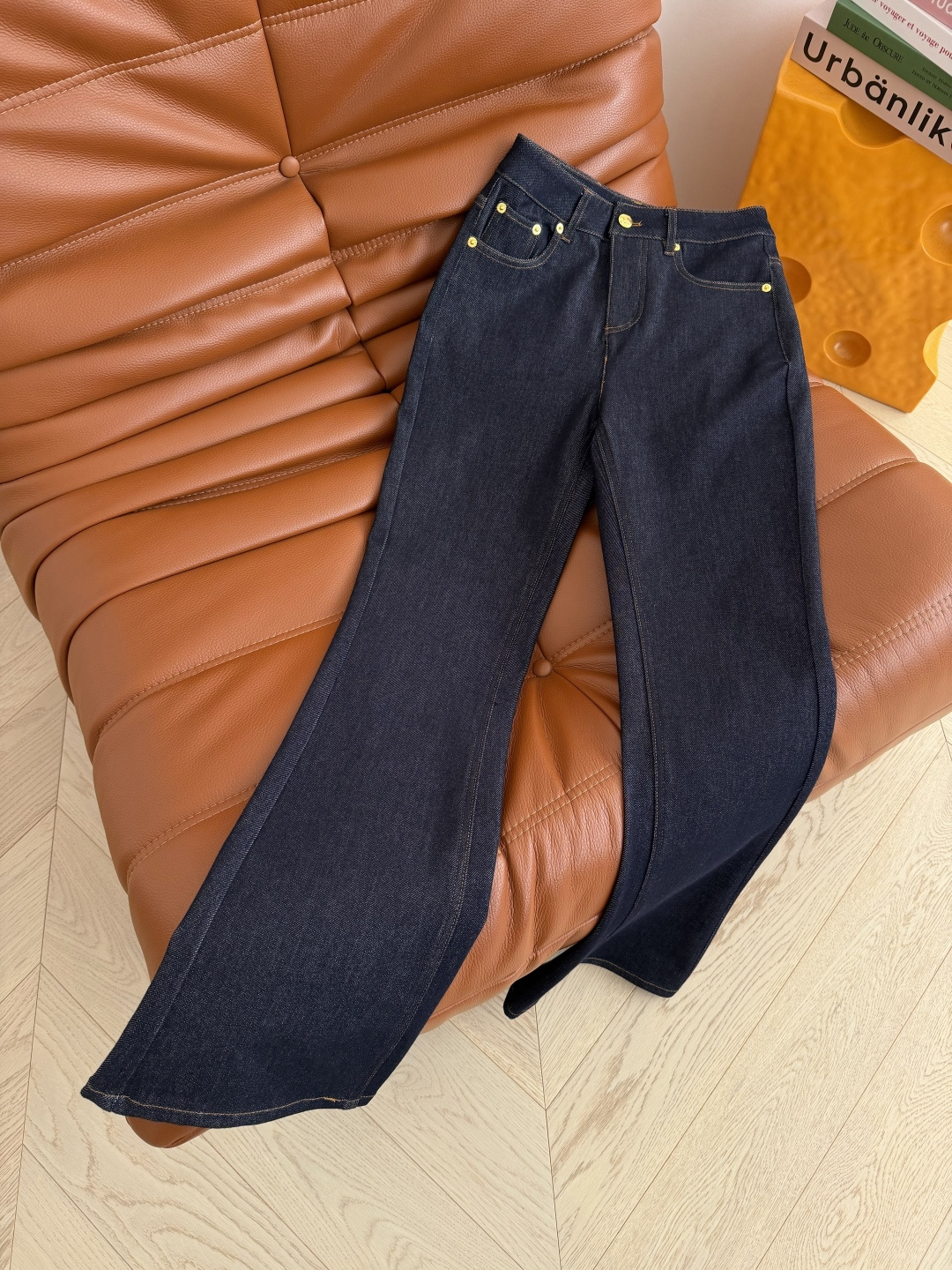 26早春新款 长腿精必备款 凯旋门图案刺绣装饰微喇牛仔裤 原色的牛仔超级百搭 百穿不厌 是永远不会过时的