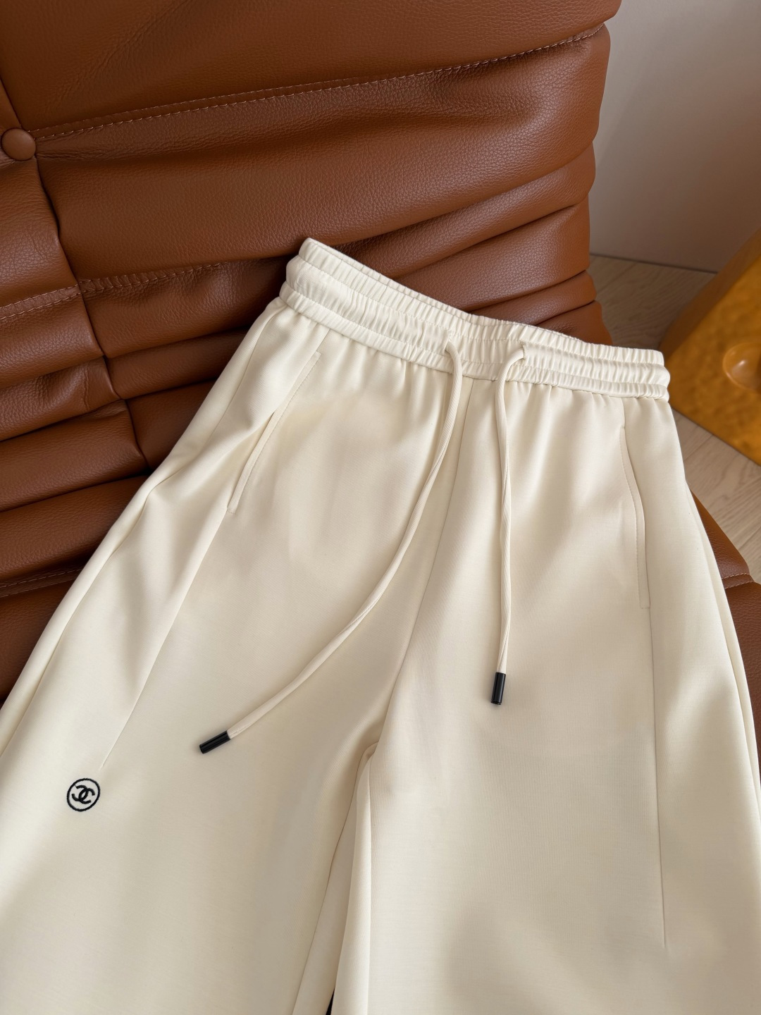 26早春系列 双c图案刺绣休闲裤 日常推荐款 超级好穿又好搭配 直筒的裤型 轻松显腿长 各种百搭 绝对是