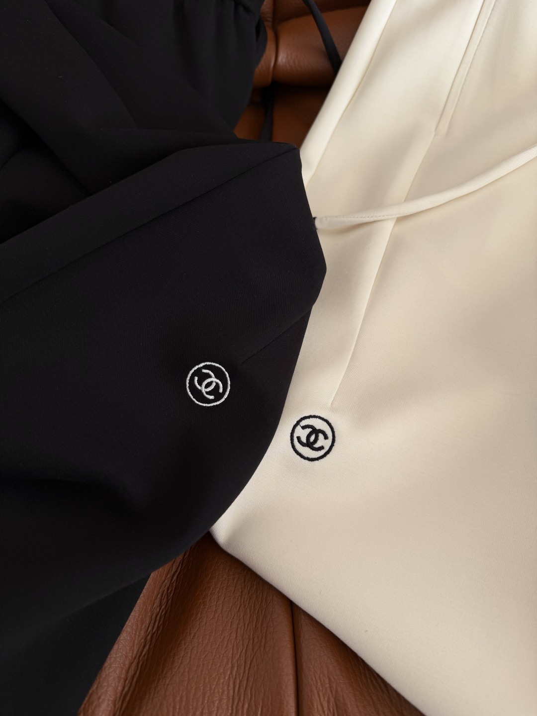 26早春系列 双c图案刺绣休闲裤 日常推荐款 超级好穿又好搭配 直筒的裤型 轻松显腿长 各种百搭 绝对是