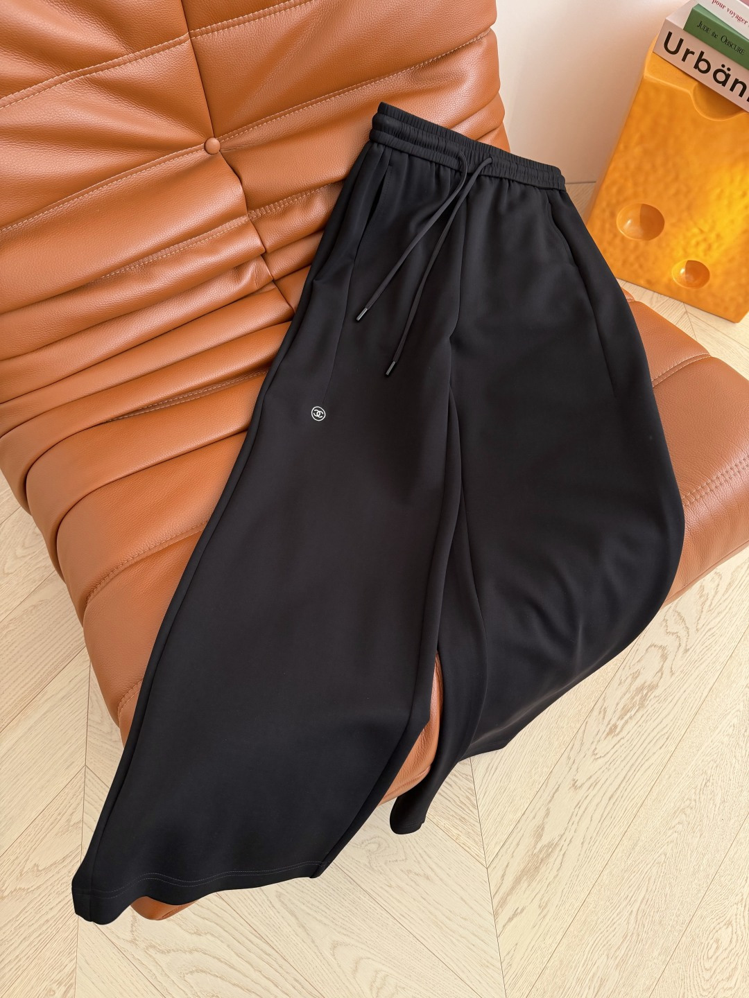 26早春系列 双c图案刺绣休闲裤 日常推荐款 超级好穿又好搭配 直筒的裤型 轻松显腿长 各种百搭 绝对是