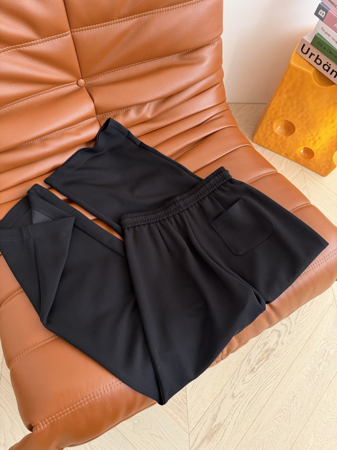 26早春系列 双c图案刺绣休闲裤 日常推荐款 超级好穿又好搭配 直筒的裤型 轻松显腿长 各种百搭 绝对是