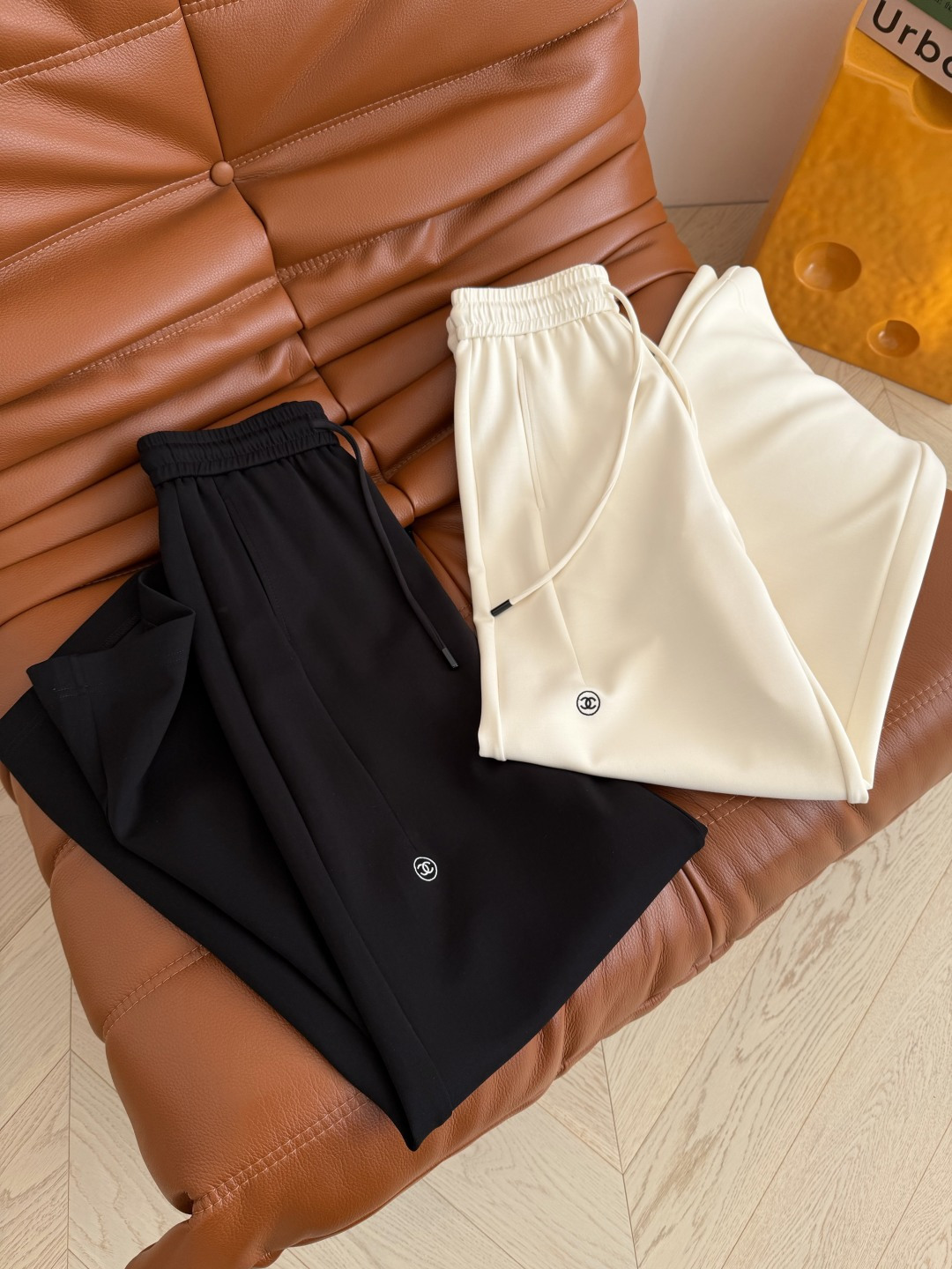 26早春系列 双c图案刺绣休闲裤 日常推荐款 超级好穿又好搭配 直筒的裤型 轻松显腿长 各种百搭 绝对是