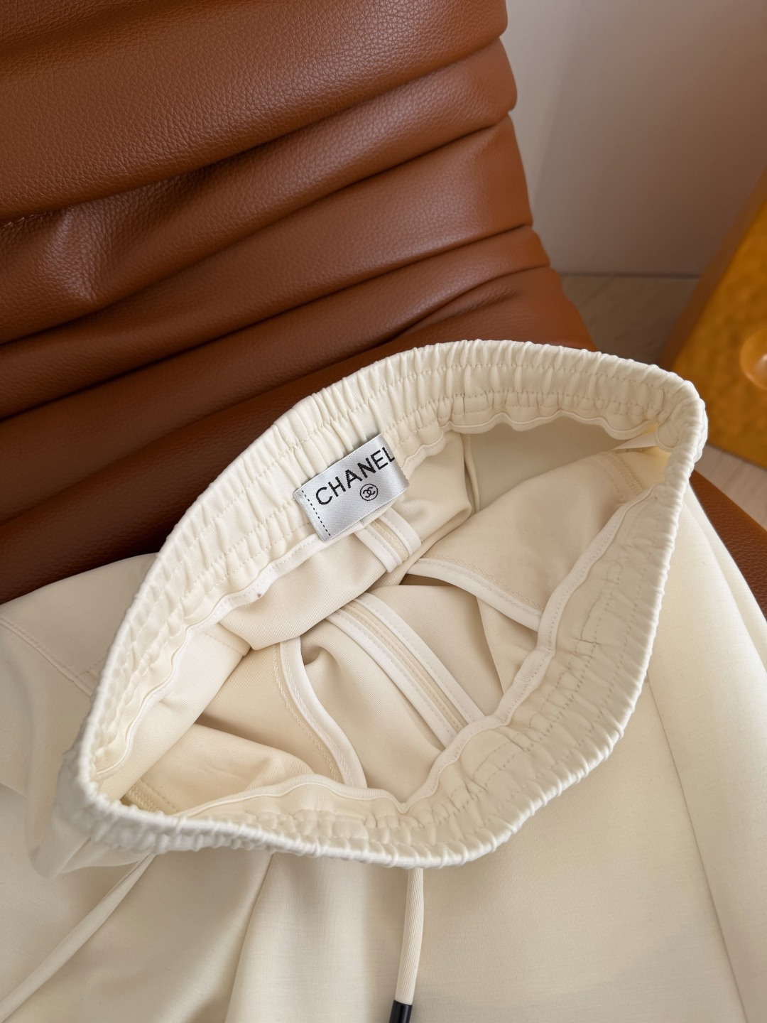 26早春系列 双c图案刺绣休闲裤 日常推荐款 超级好穿又好搭配 直筒的裤型 轻松显腿长 各种百搭 绝对是