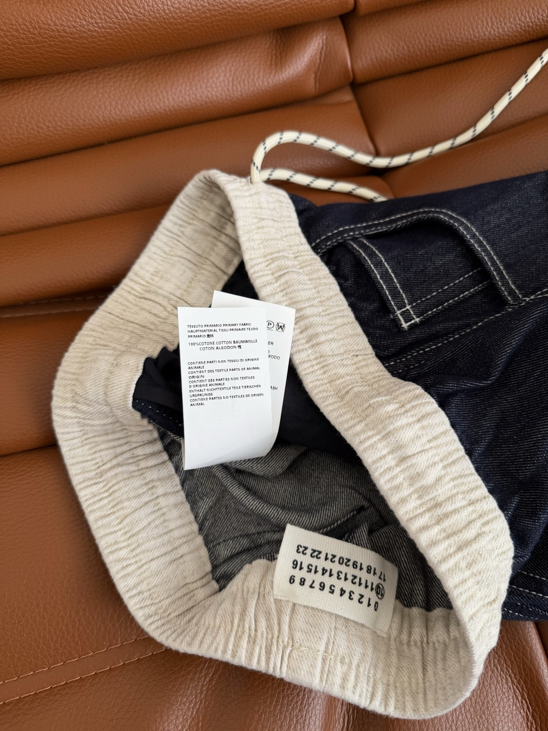 26早春新款 腰头撞色拼接休闲牛仔裤 日常休闲必备款 随意搭都好看 白色撞色牛仔线勾勒 与腰头拼接相呼应