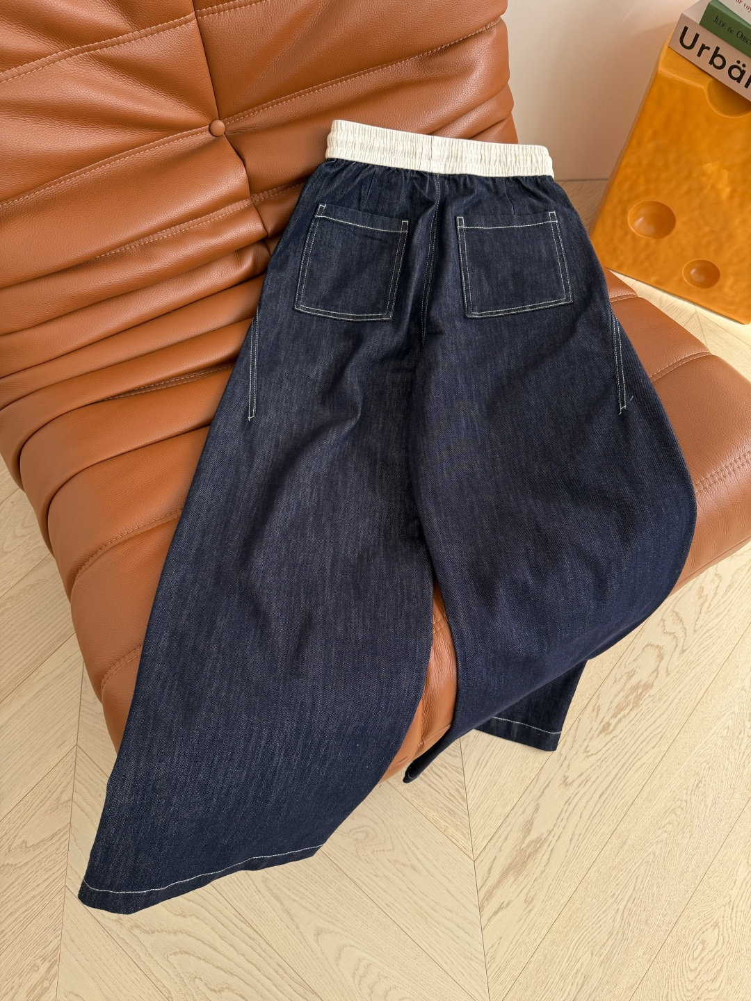 26早春新款 腰头撞色拼接休闲牛仔裤 日常休闲必备款 随意搭都好看 白色撞色牛仔线勾勒 与腰头拼接相呼应