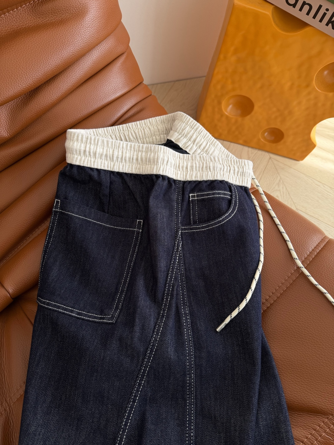 26早春新款 腰头撞色拼接休闲牛仔裤 日常休闲必备款 随意搭都好看 白色撞色牛仔线勾勒 与腰头拼接相呼应