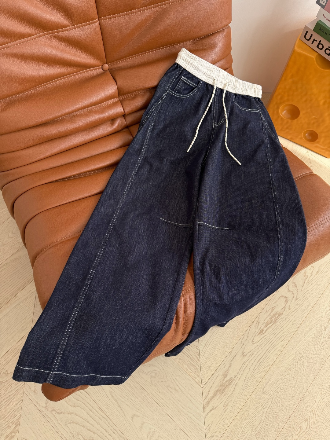 26早春新款 腰头撞色拼接休闲牛仔裤 日常休闲必备款 随意搭都好看 白色撞色牛仔线勾勒 与腰头拼接相呼应