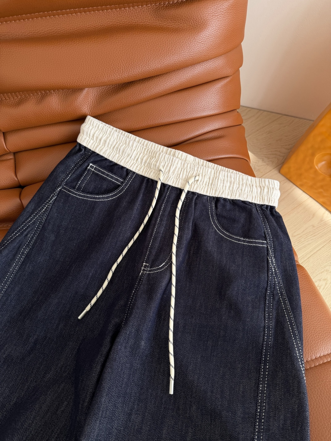 26早春新款 腰头撞色拼接休闲牛仔裤 日常休闲必备款 随意搭都好看 白色撞色牛仔线勾勒 与腰头拼接相呼应