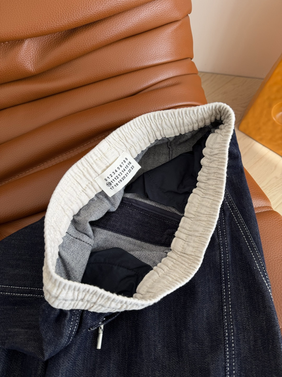 26早春新款 腰头撞色拼接休闲牛仔裤 日常休闲必备款 随意搭都好看 白色撞色牛仔线勾勒 与腰头拼接相呼应