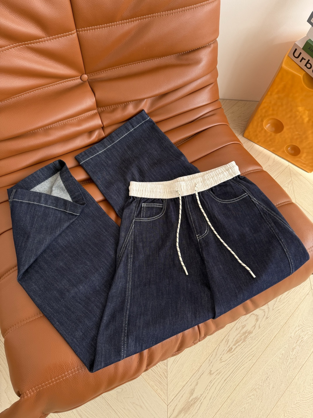 26早春新款 腰头撞色拼接休闲牛仔裤 日常休闲必备款 随意搭都好看 白色撞色牛仔线勾勒 与腰头拼接相呼应