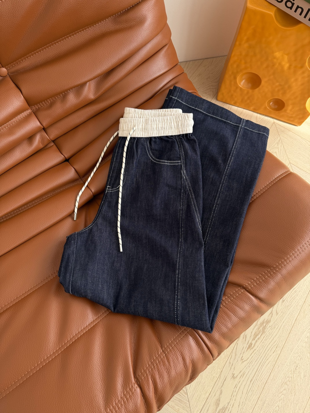 26早春新款 腰头撞色拼接休闲牛仔裤 日常休闲必备款 随意搭都好看 白色撞色牛仔线勾勒 与腰头拼接相呼应