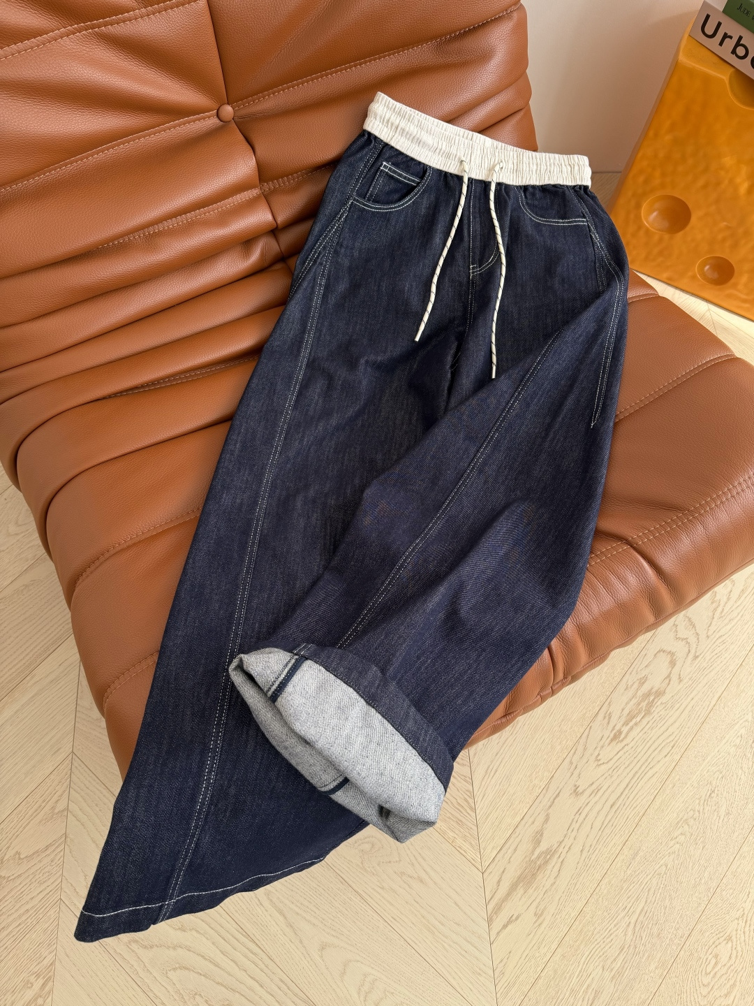 26早春新款 腰头撞色拼接休闲牛仔裤 日常休闲必备款 随意搭都好看 白色撞色牛仔线勾勒 与腰头拼接相呼应