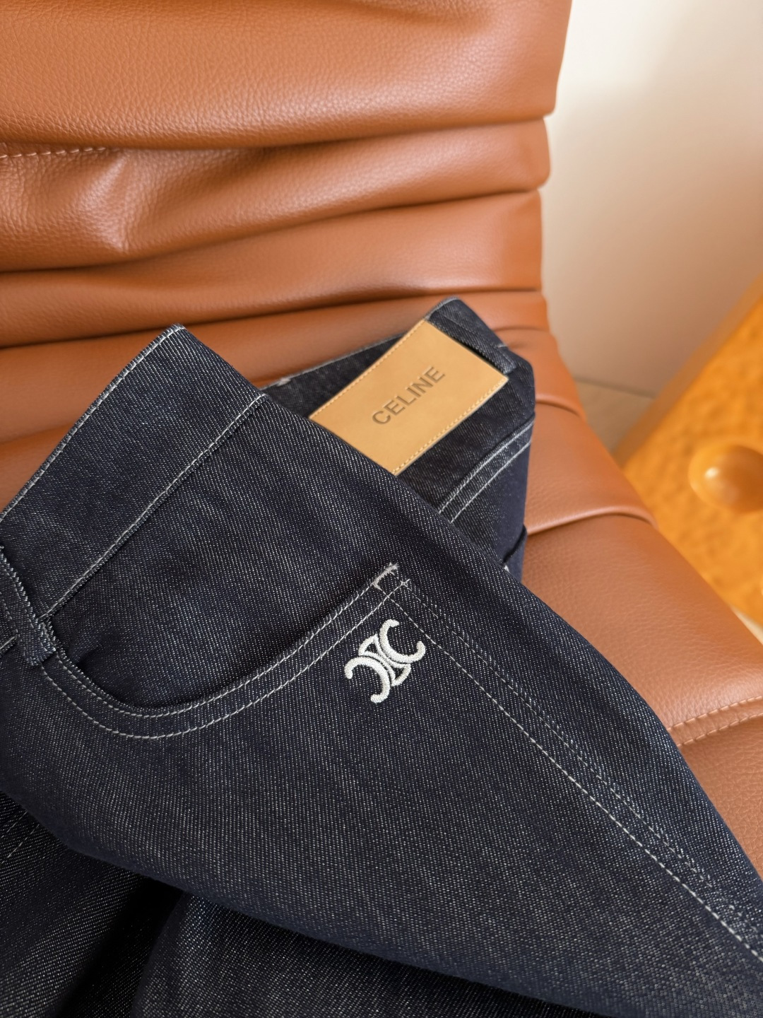 26早春新款 凯旋门刺绣图案直筒牛仔裤 原色超级好穿 直筒的剪裁 各种腿型随意穿 秒显瘦和藏肉 阔腿程度