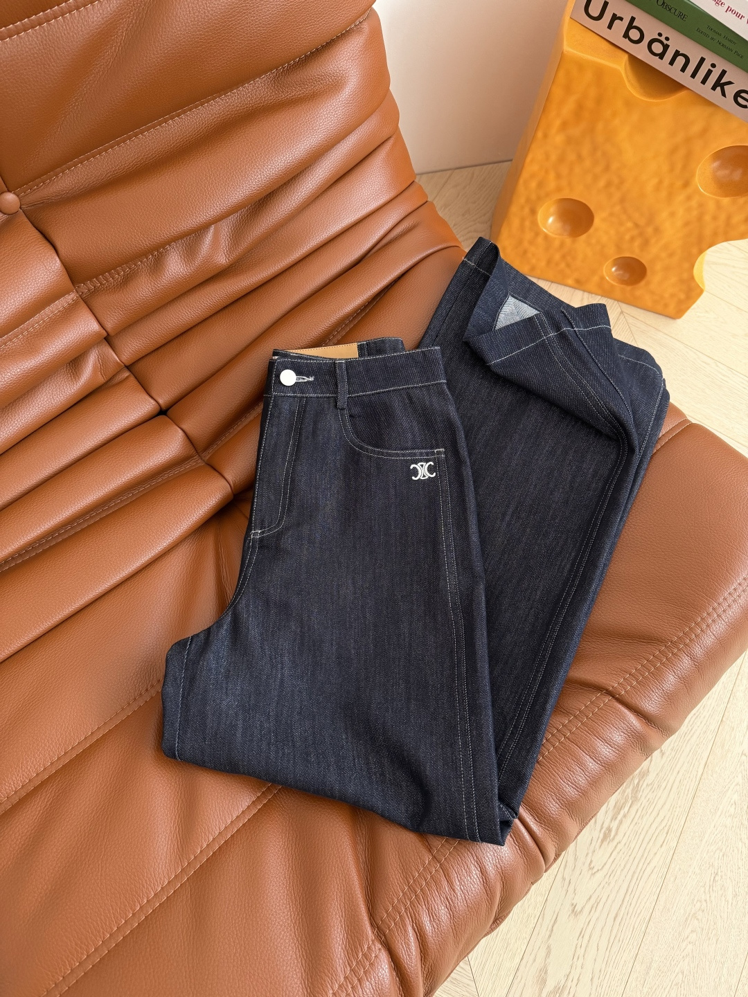 26早春新款 凯旋门刺绣图案直筒牛仔裤 原色超级好穿 直筒的剪裁 各种腿型随意穿 秒显瘦和藏肉 阔腿程度