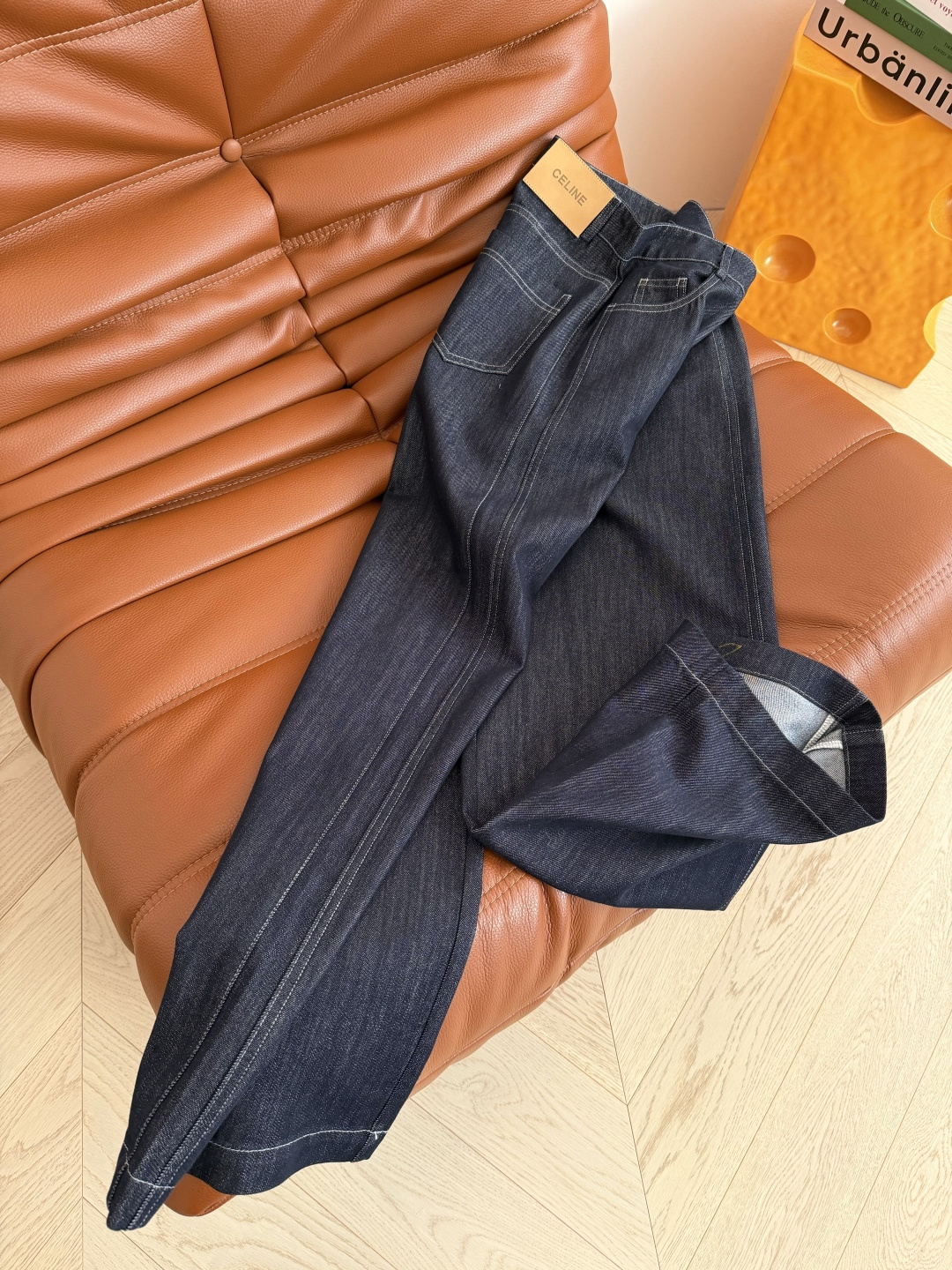 26早春新款 凯旋门刺绣图案直筒牛仔裤 原色超级好穿 直筒的剪裁 各种腿型随意穿 秒显瘦和藏肉 阔腿程度