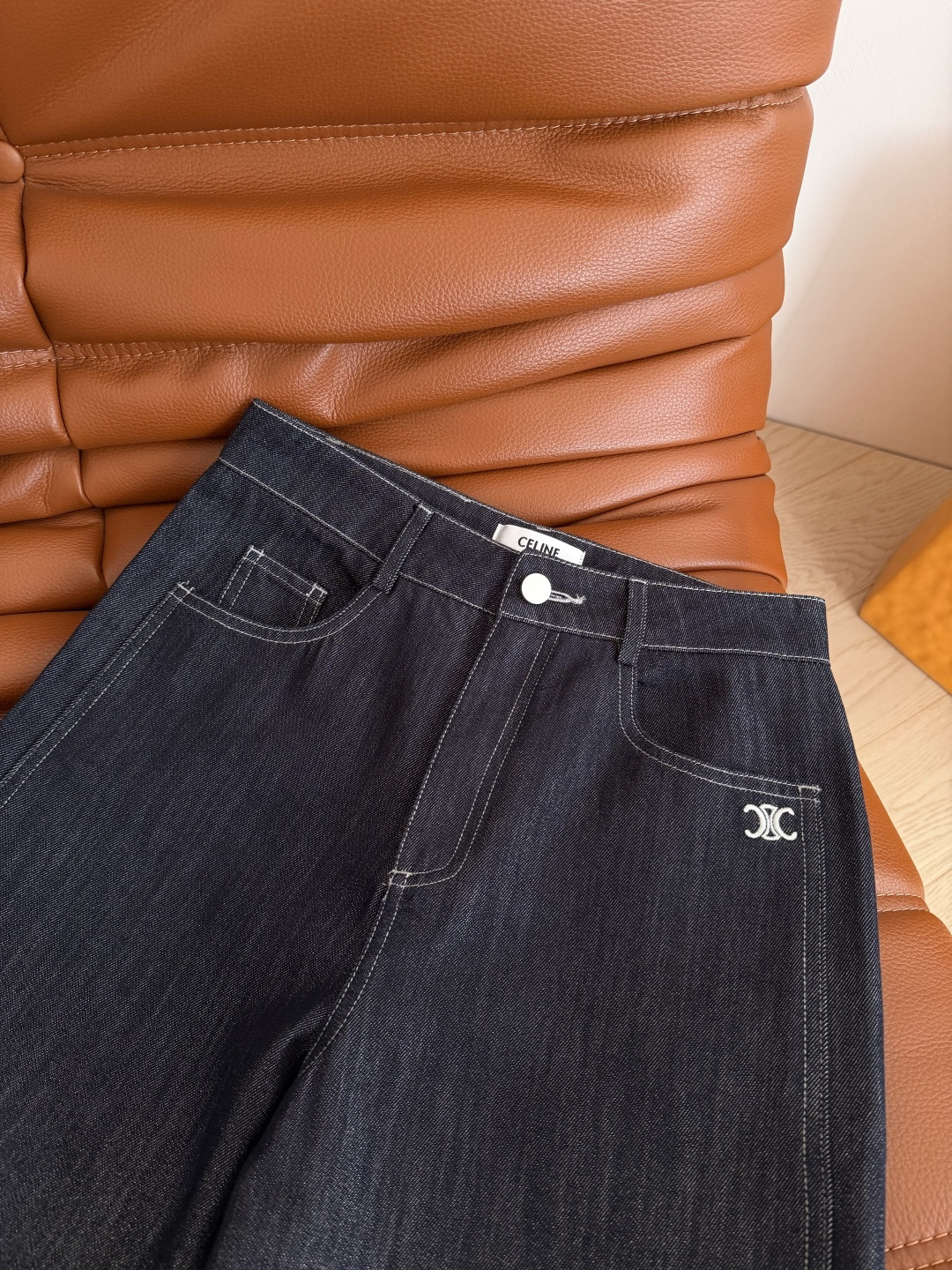 26早春新款 凯旋门刺绣图案直筒牛仔裤 原色超级好穿 直筒的剪裁 各种腿型随意穿 秒显瘦和藏肉 阔腿程度