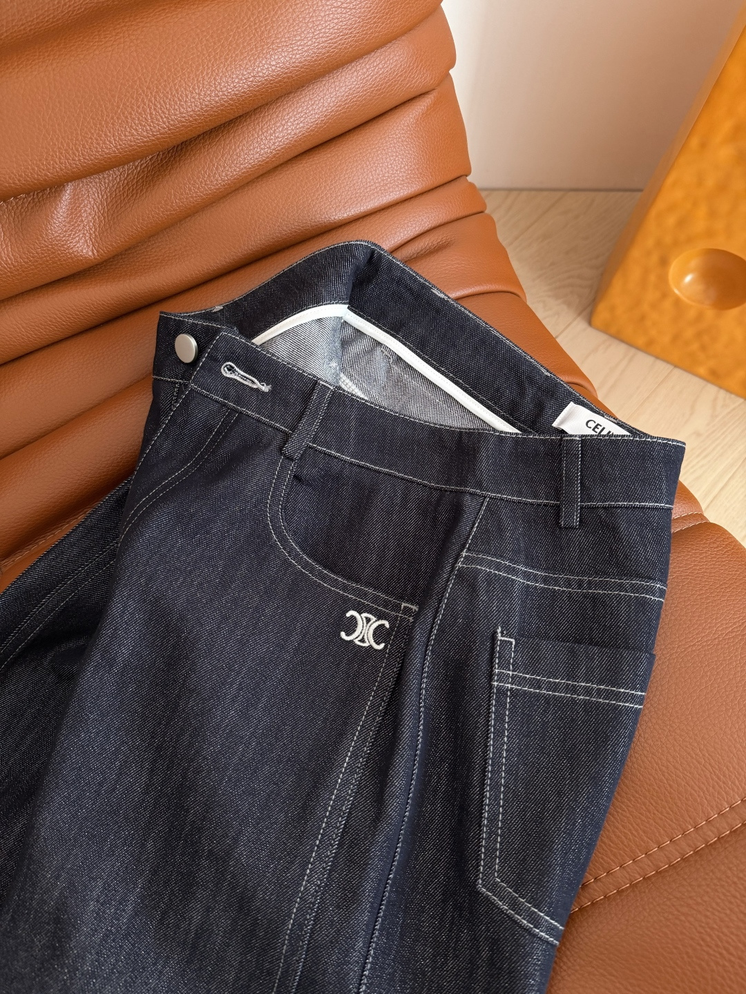 26早春新款 凯旋门刺绣图案直筒牛仔裤 原色超级好穿 直筒的剪裁 各种腿型随意穿 秒显瘦和藏肉 阔腿程度