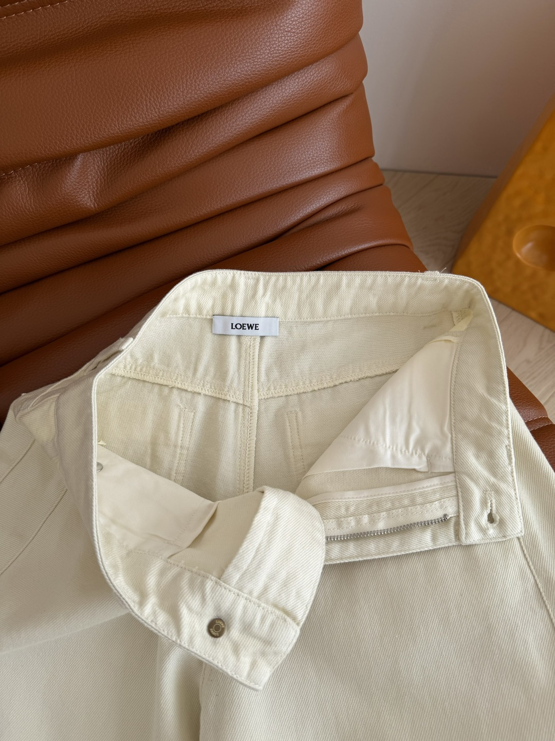 26早春牛仔系列 后备双口袋刺绣logo牛仔裤 米白色特别百搭 自带清新气质 复古又时髦 阔腿的裤型最最