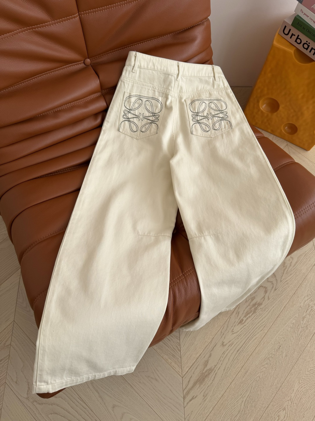 26早春牛仔系列 后备双口袋刺绣logo牛仔裤 米白色特别百搭 自带清新气质 复古又时髦 阔腿的裤型最最