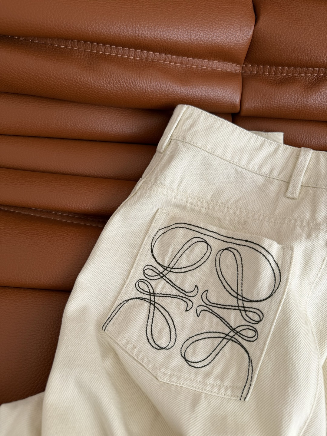 26早春牛仔系列 后备双口袋刺绣logo牛仔裤 米白色特别百搭 自带清新气质 复古又时髦 阔腿的裤型最最