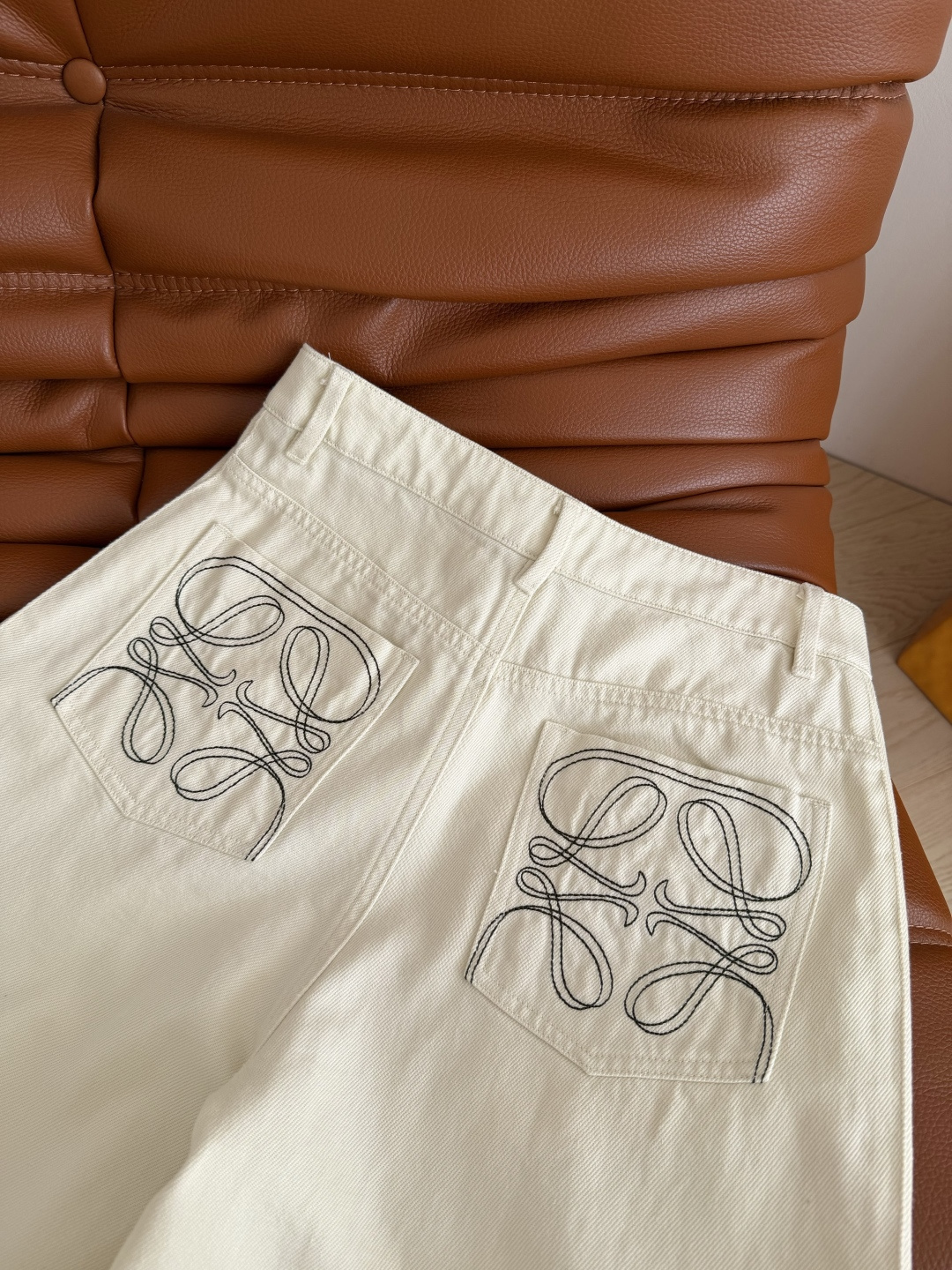 26早春牛仔系列 后备双口袋刺绣logo牛仔裤 米白色特别百搭 自带清新气质 复古又时髦 阔腿的裤型最最