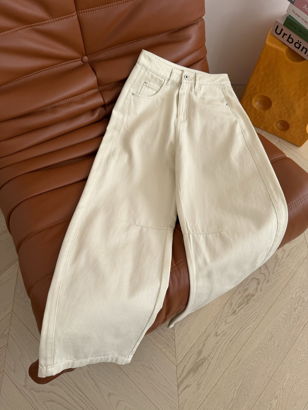 26早春牛仔系列 后备双口袋刺绣logo牛仔裤 米白色特别百搭 自带清新气质 复古又时髦 阔腿的裤型最最