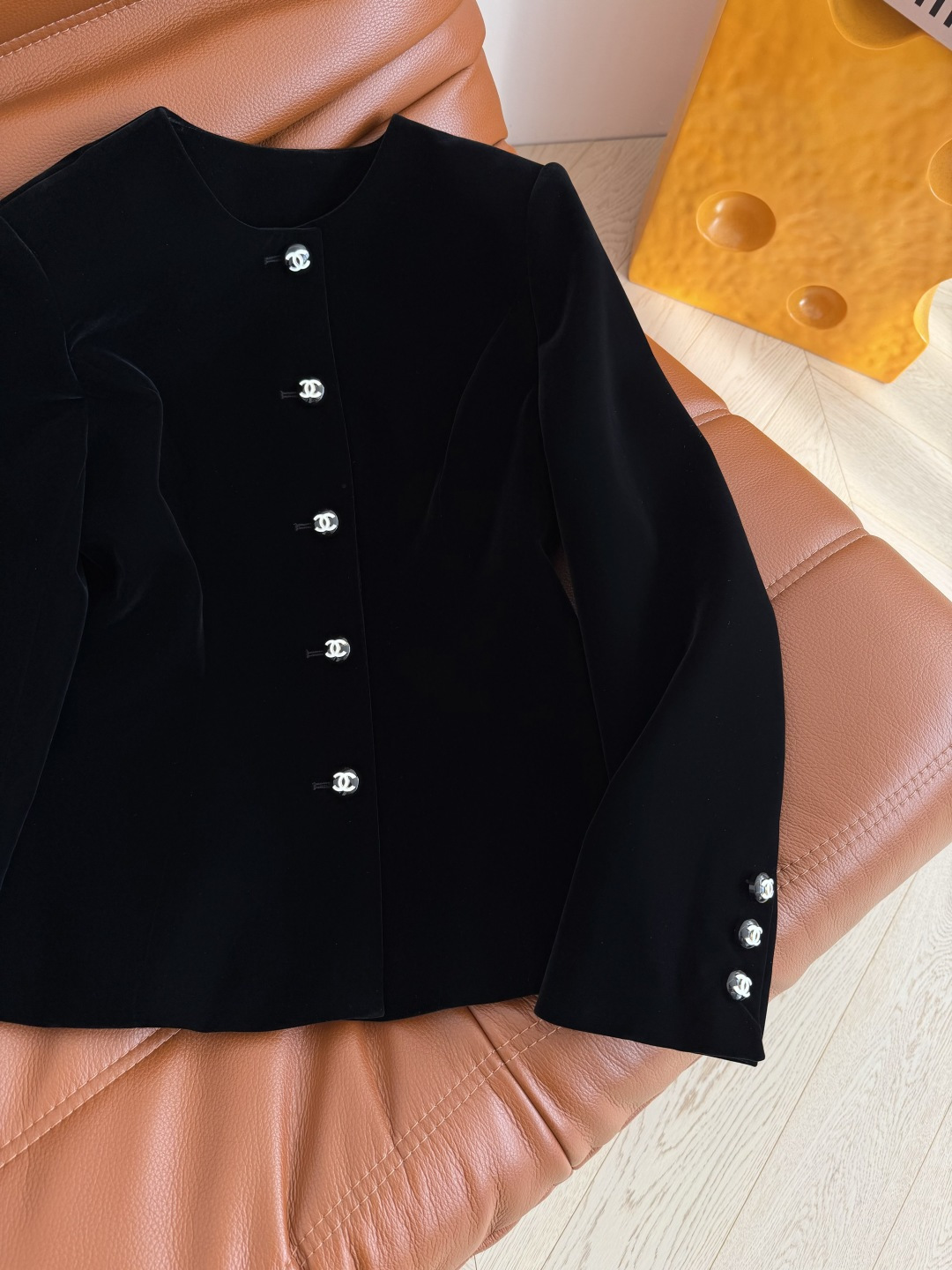 26早春新款 双C扣子装饰收腰丝绒外套 一股优雅的巴黎气质感 很精致又大方不挑人 上身就是韩剧女主范 简