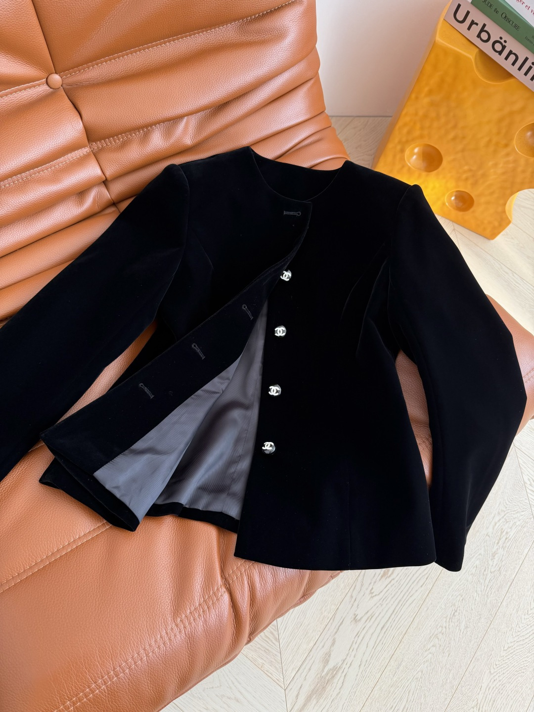 26早春新款 双C扣子装饰收腰丝绒外套 一股优雅的巴黎气质感 很精致又大方不挑人 上身就是韩剧女主范 简