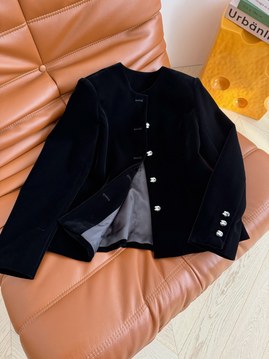 26早春新款 双C扣子装饰收腰丝绒外套 一股优雅的巴黎气质感 很精致又大方不挑人 上身就是韩剧女主范 简