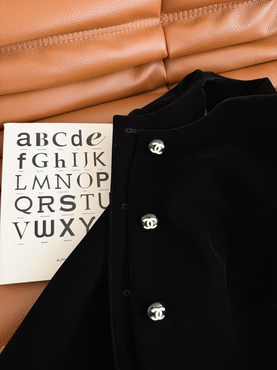 26早春新款 双C扣子装饰收腰丝绒外套 一股优雅的巴黎气质感 很精致又大方不挑人 上身就是韩剧女主范 简