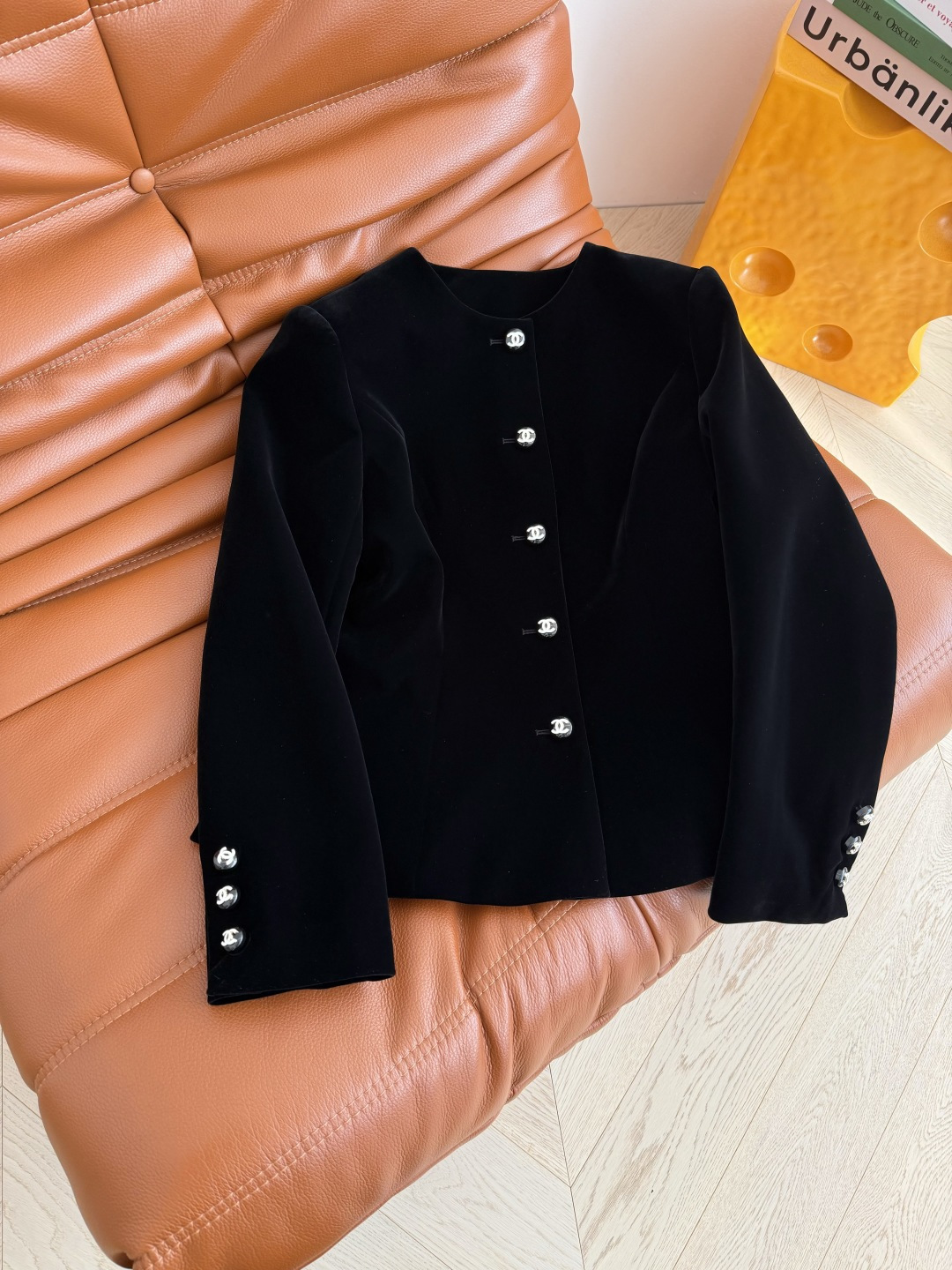26早春新款 双C扣子装饰收腰丝绒外套 一股优雅的巴黎气质感 很精致又大方不挑人 上身就是韩剧女主范 简