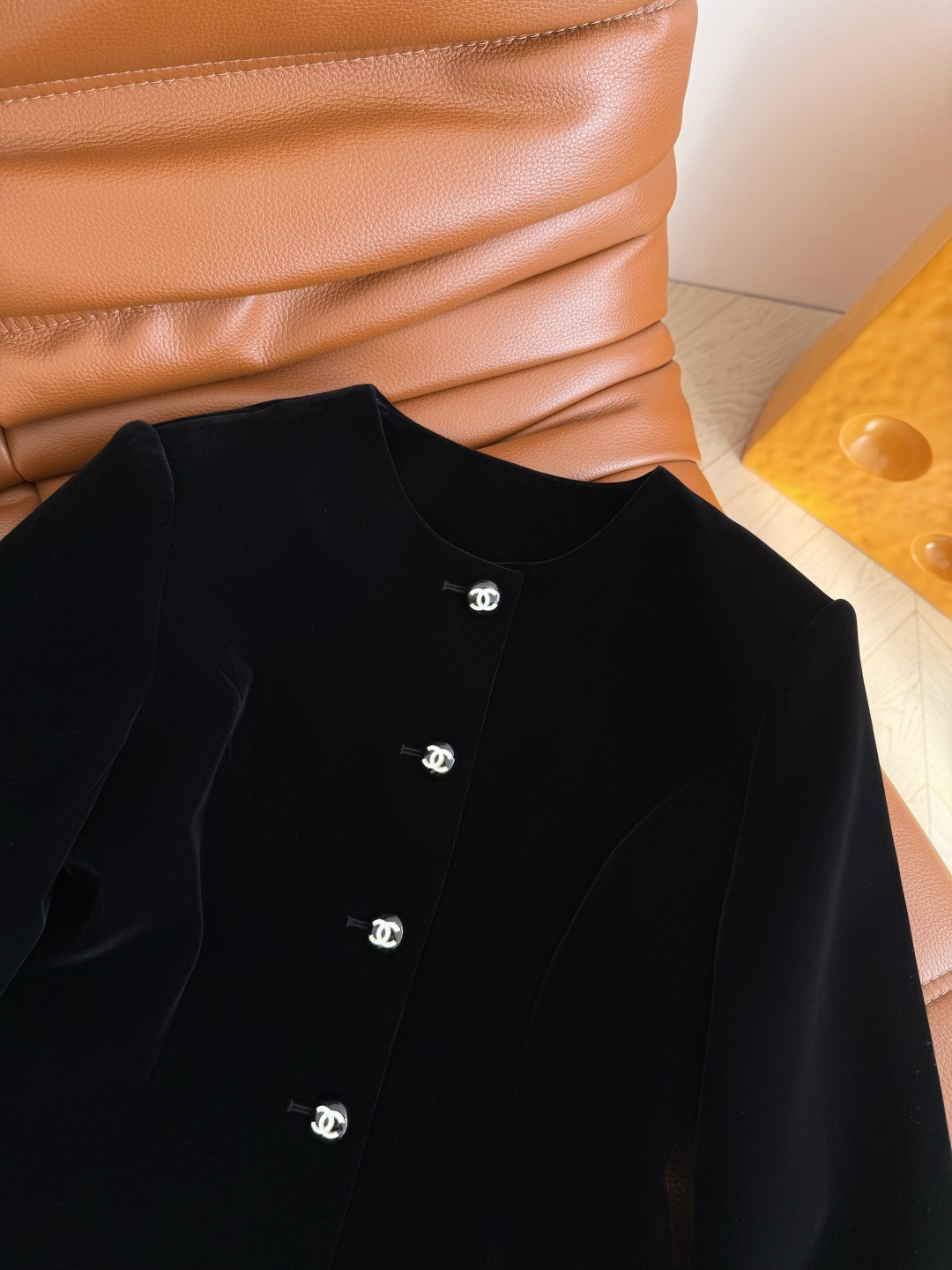 26早春新款 双C扣子装饰收腰丝绒外套 一股优雅的巴黎气质感 很精致又大方不挑人 上身就是韩剧女主范 简