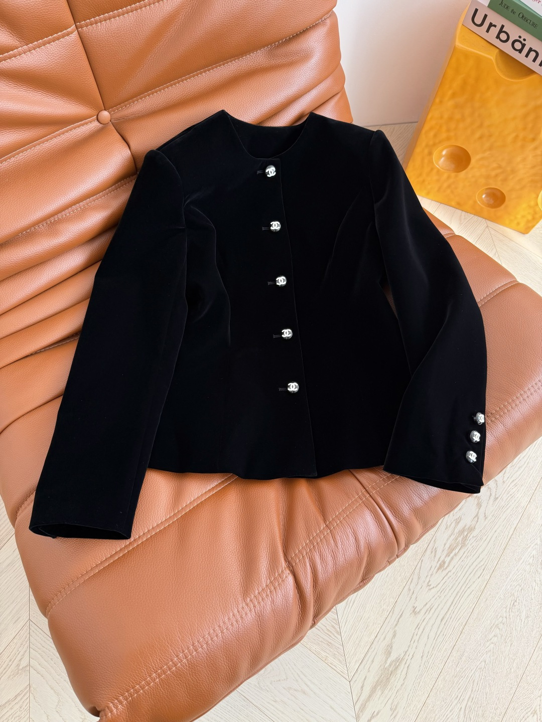 26早春新款 双C扣子装饰收腰丝绒外套 一股优雅的巴黎气质感 很精致又大方不挑人 上身就是韩剧女主范 简