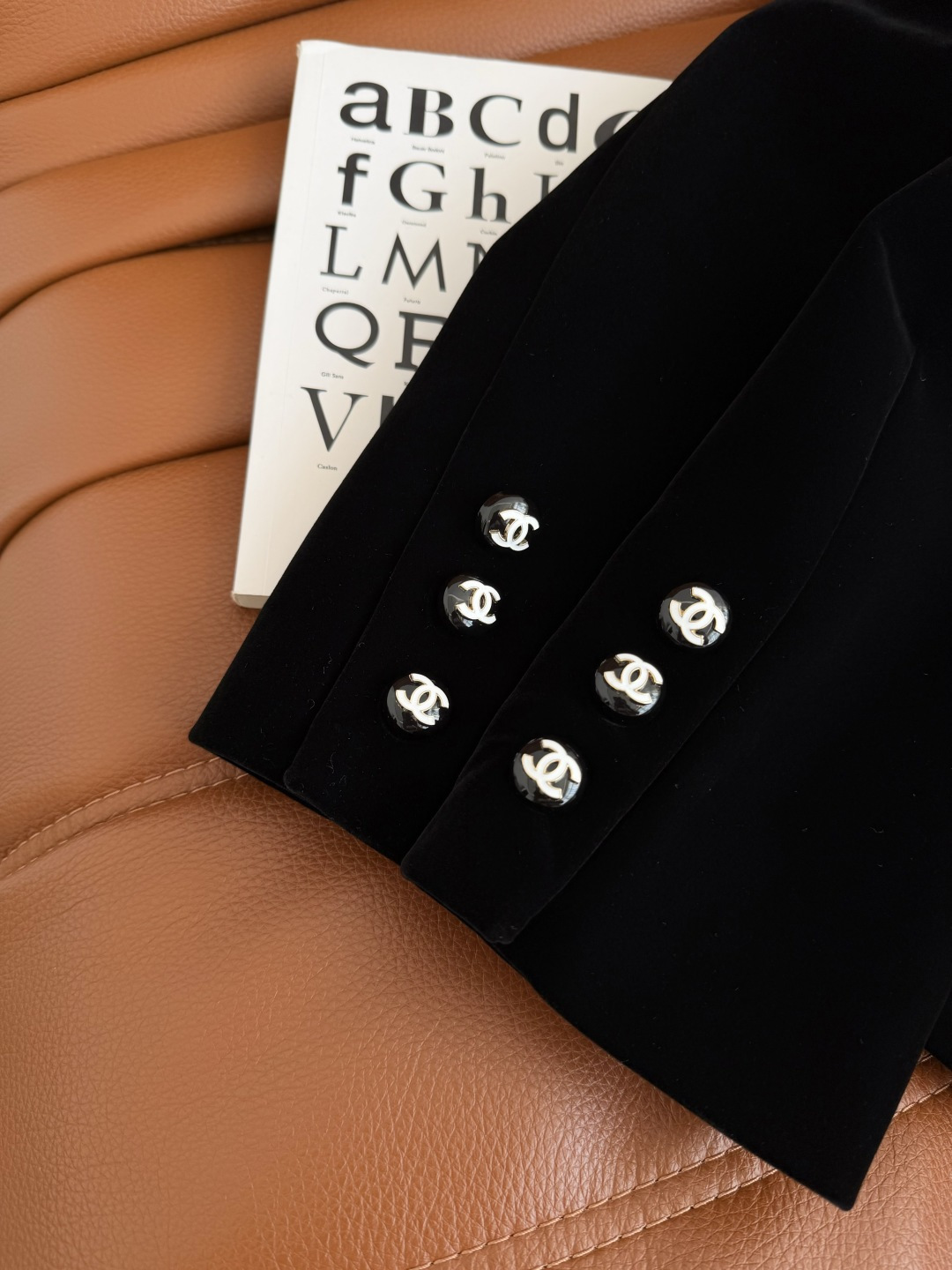 26早春新款 双C扣子装饰收腰丝绒外套 一股优雅的巴黎气质感 很精致又大方不挑人 上身就是韩剧女主范 简