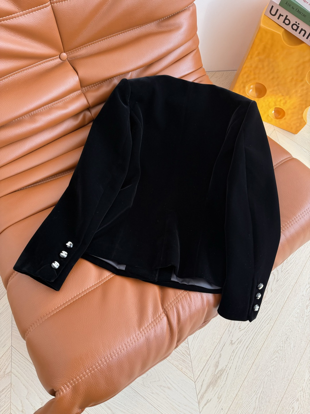 26早春新款 双C扣子装饰收腰丝绒外套 一股优雅的巴黎气质感 很精致又大方不挑人 上身就是韩剧女主范 简