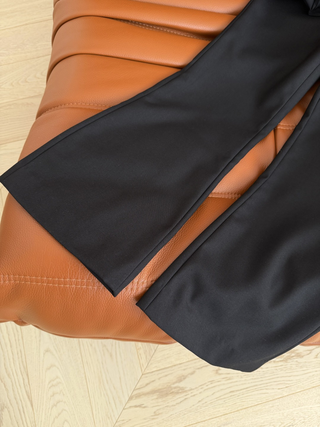 26早春新品 双G扣装饰微喇西裤 优雅有型 溢出屏幕的高级感 微喇的剪裁 经典的双G金属扣装饰 简洁有亮