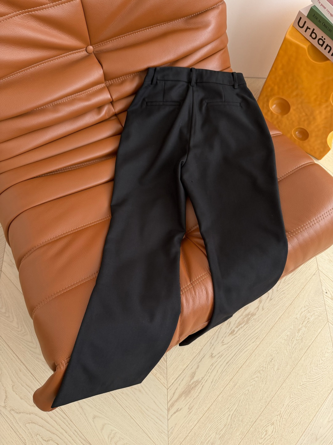 26早春新品 双G扣装饰微喇西裤 优雅有型 溢出屏幕的高级感 微喇的剪裁 经典的双G金属扣装饰 简洁有亮