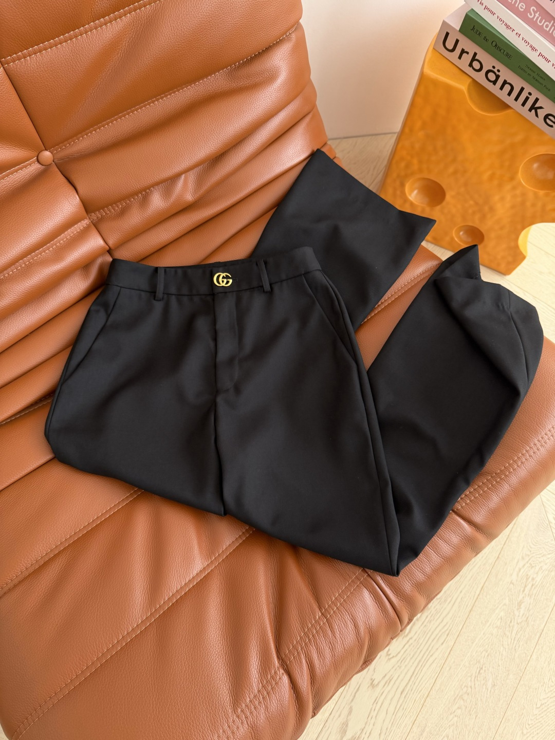 26早春新品 双G扣装饰微喇西裤 优雅有型 溢出屏幕的高级感 微喇的剪裁 经典的双G金属扣装饰 简洁有亮