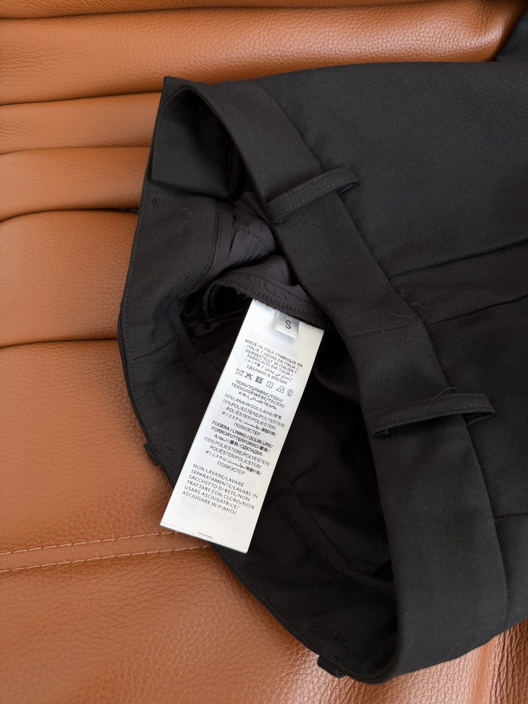 26早春新品 双G扣装饰微喇西裤 优雅有型 溢出屏幕的高级感 微喇的剪裁 经典的双G金属扣装饰 简洁有亮