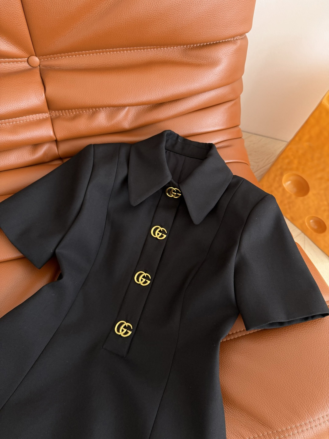 26早春新品 双G扣装饰连衣裙 通勤必备款 优雅有型 溢出屏幕的高级感 经典的双G金属扣装饰 简洁有亮点