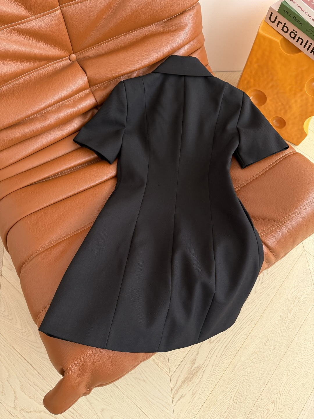 26早春新品 双G扣装饰连衣裙 通勤必备款 优雅有型 溢出屏幕的高级感 经典的双G金属扣装饰 简洁有亮点