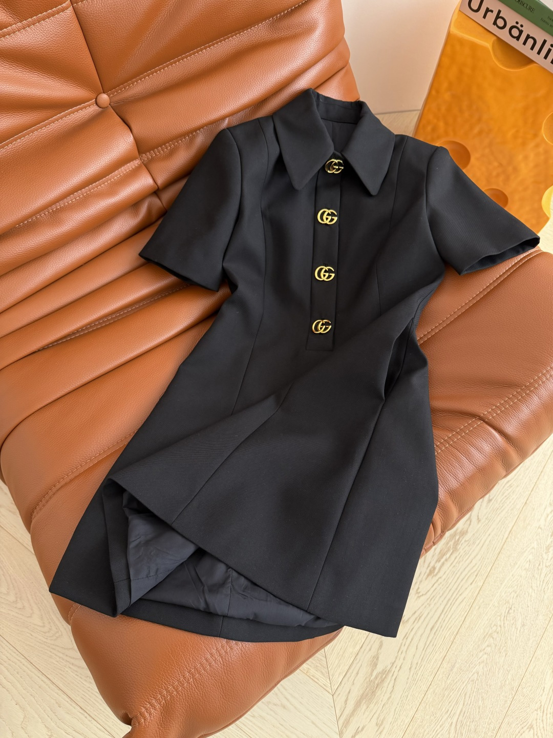 26早春新品 双G扣装饰连衣裙 通勤必备款 优雅有型 溢出屏幕的高级感 经典的双G金属扣装饰 简洁有亮点