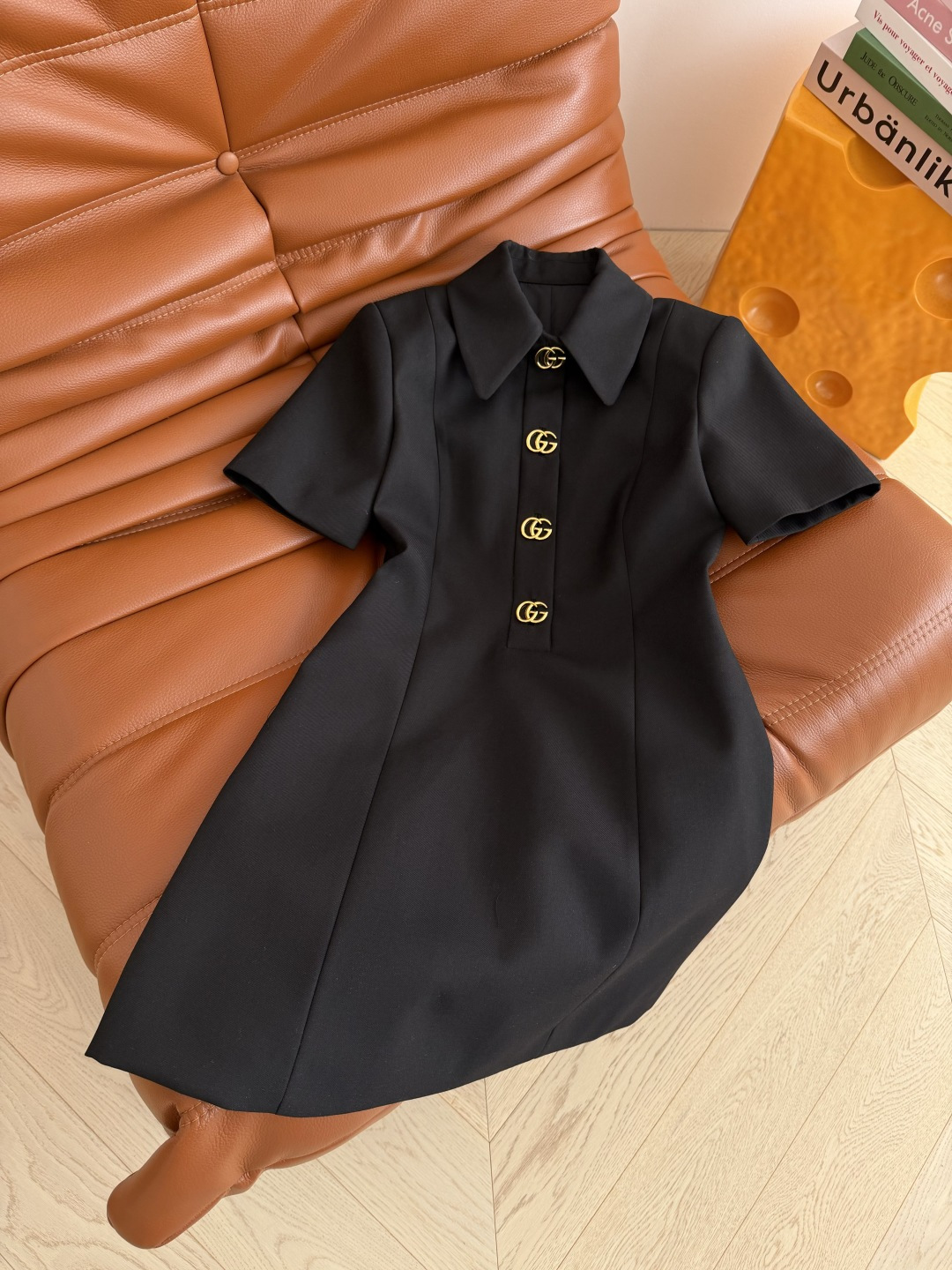 26早春新品 双G扣装饰连衣裙 通勤必备款 优雅有型 溢出屏幕的高级感 经典的双G金属扣装饰 简洁有亮点