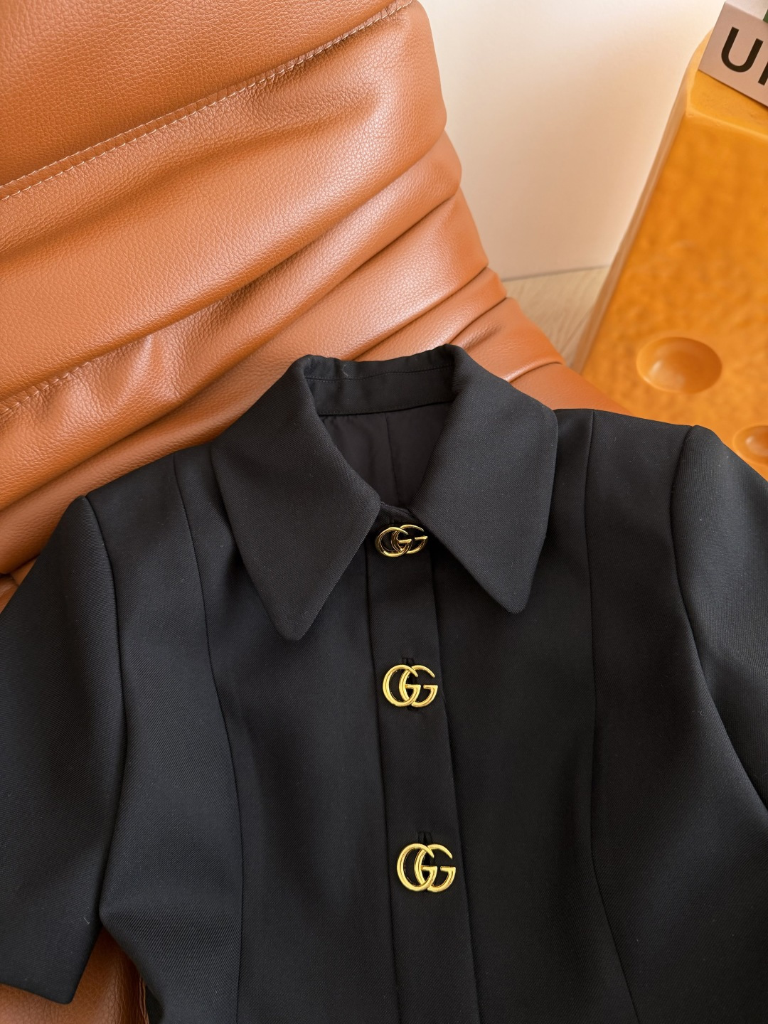 26早春新品 双G扣装饰连衣裙 通勤必备款 优雅有型 溢出屏幕的高级感 经典的双G金属扣装饰 简洁有亮点